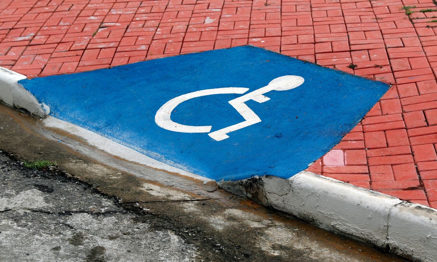 Rampa de acesso para cadeirantes com símbolo de acessibilidade