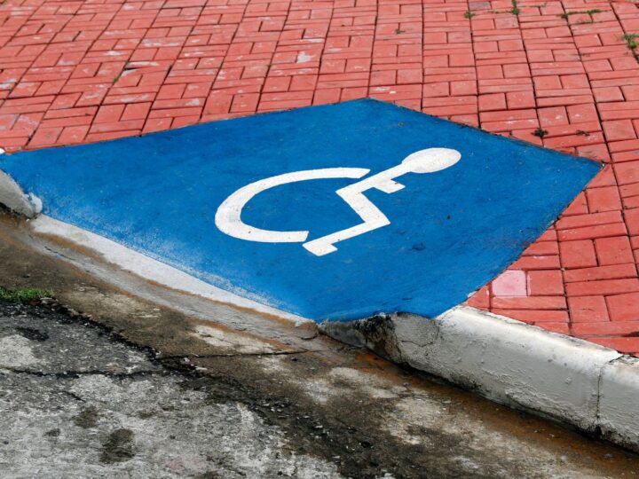 Rampa de acesso para cadeirantes com símbolo de acessibilidade