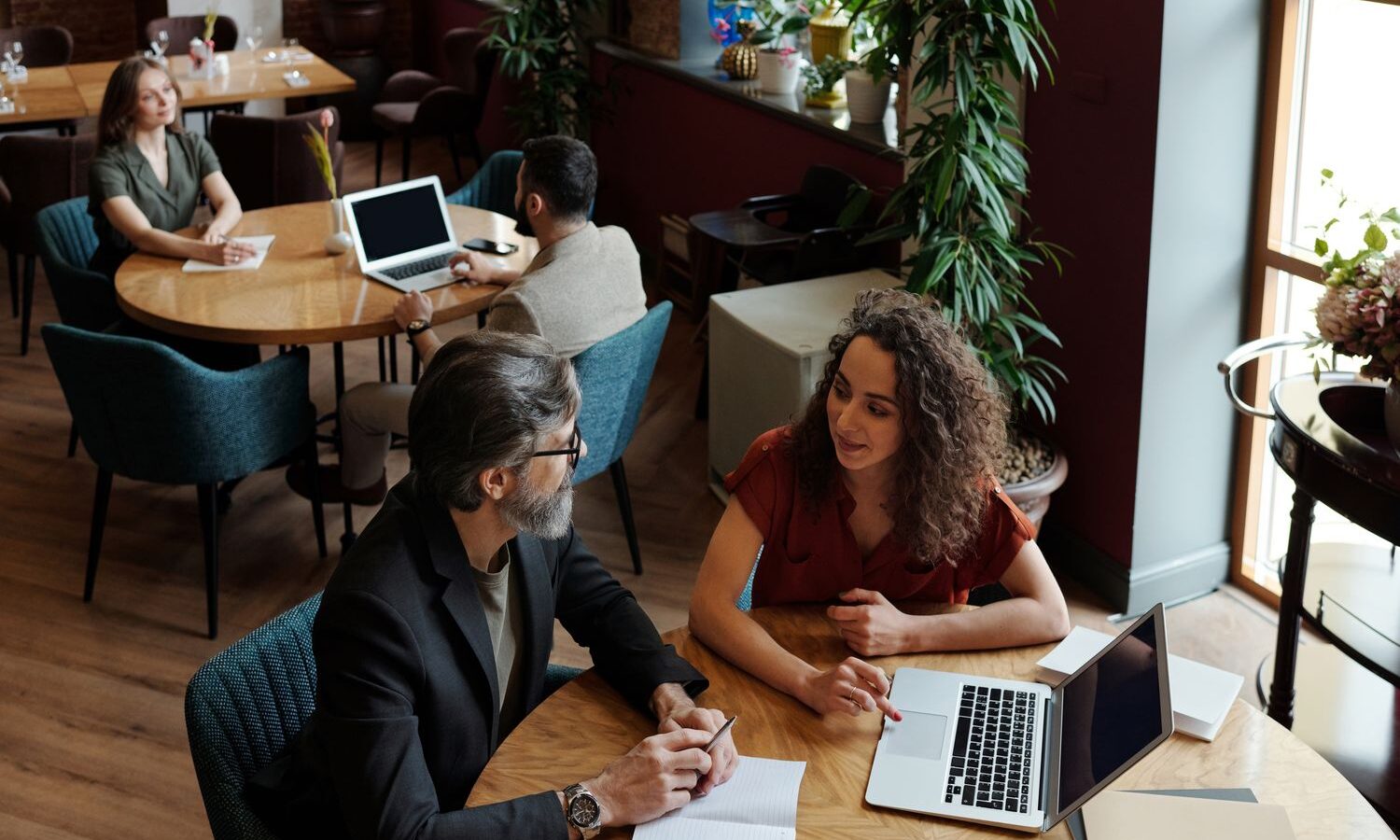 Reunião de negócios durante almoço em restaurante