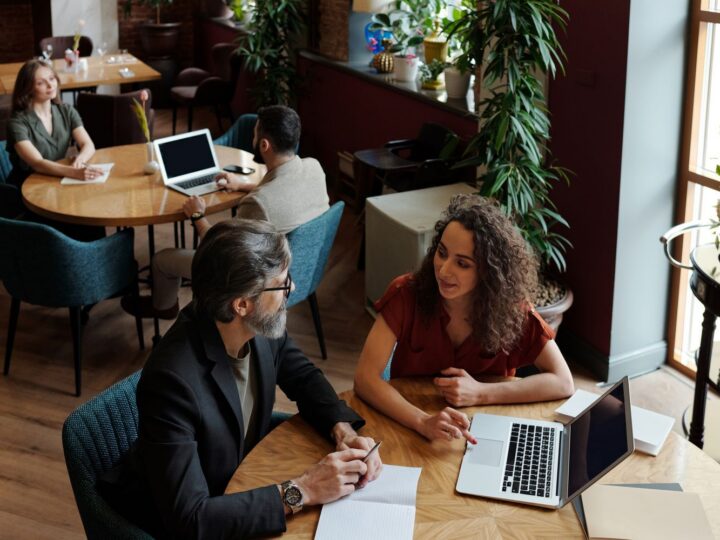 Reunião de negócios durante almoço em restaurante