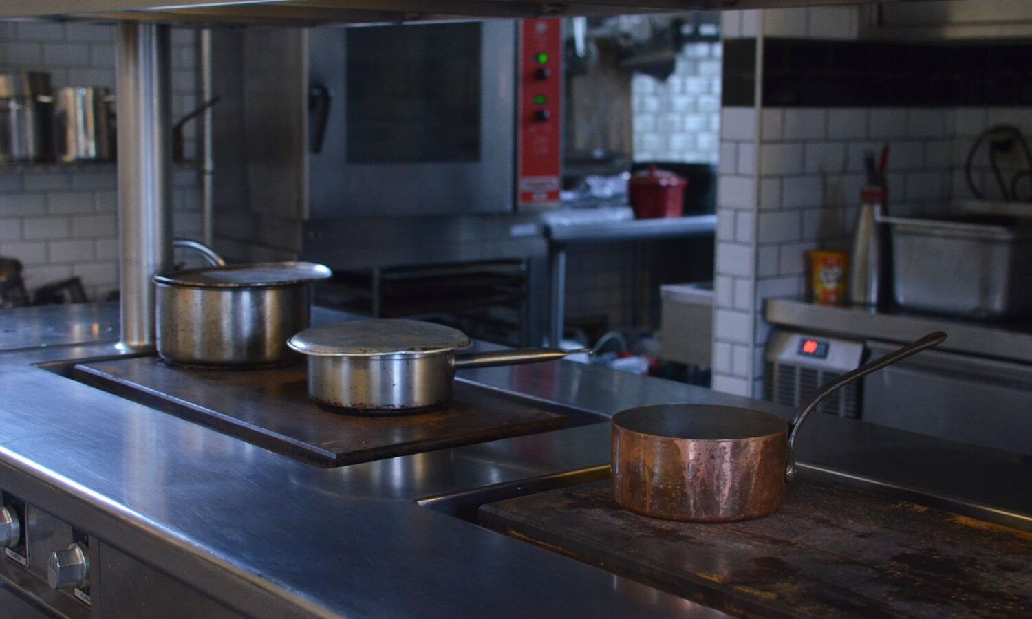 Bancada de aço inox limpa em cozinha profissional
