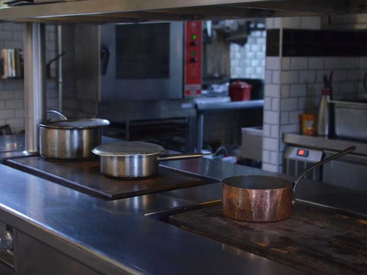 Bancada de aço inox limpa em cozinha profissional