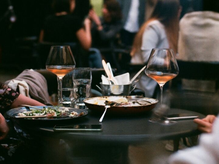 Mesa em restaurante movimentado durante o serviço