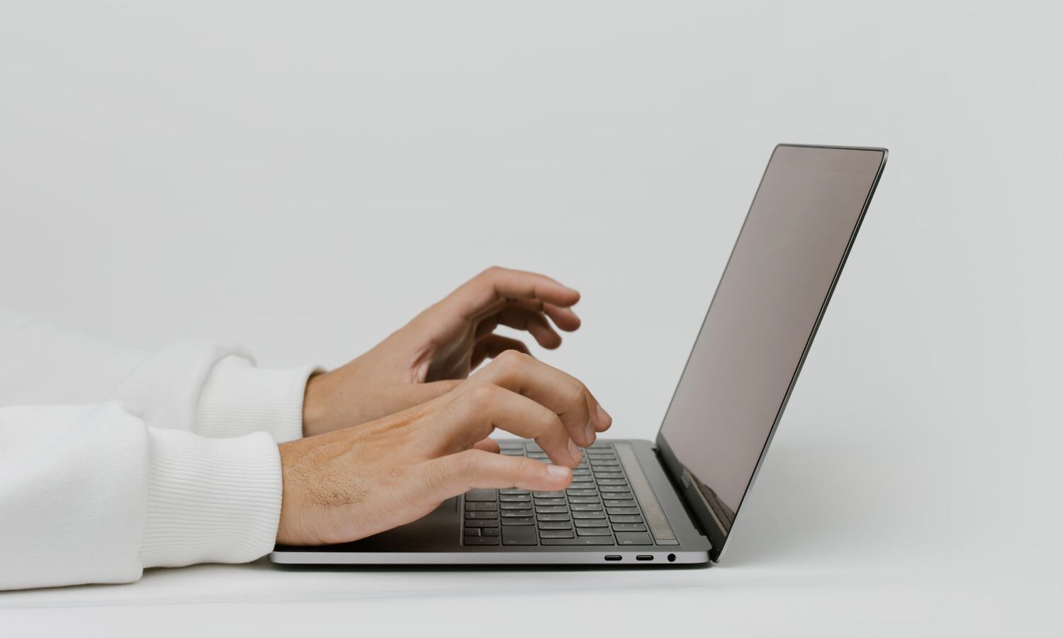 Pessoa usando notebook para acessar dados de clientes