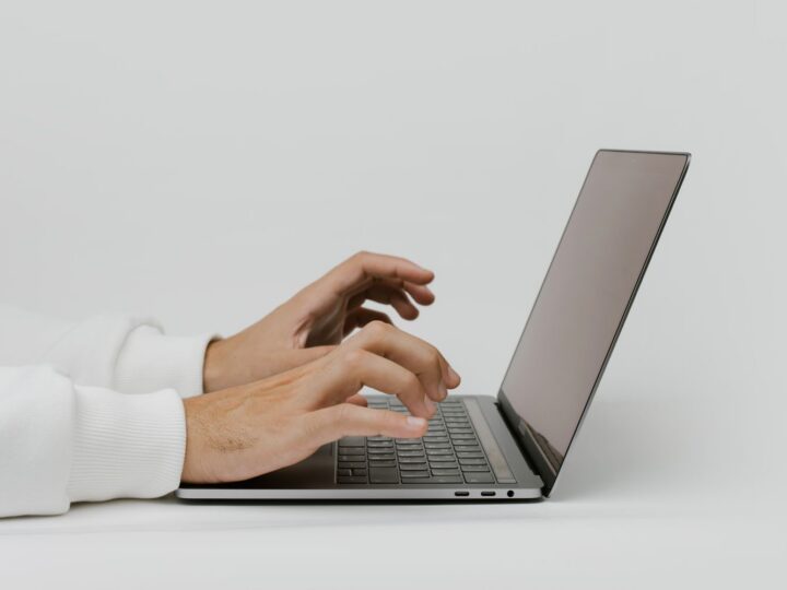 Pessoa usando notebook para acessar dados de clientes