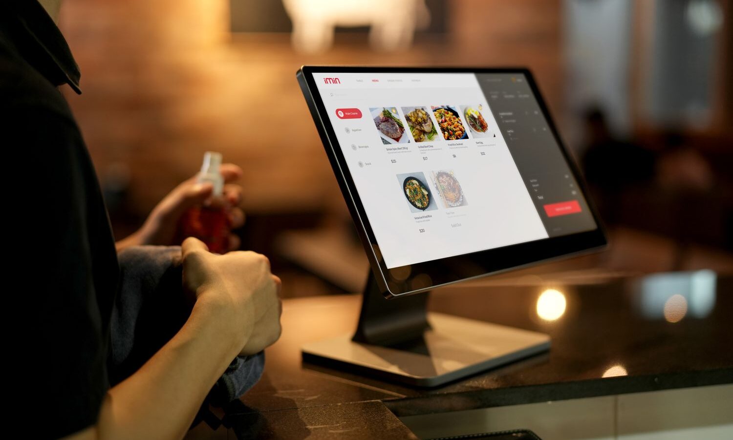 Cliente usando tela de autoatendimento em restaurante