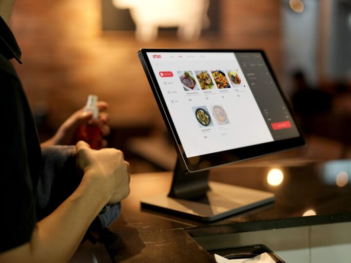 Cliente usando tela de autoatendimento em restaurante