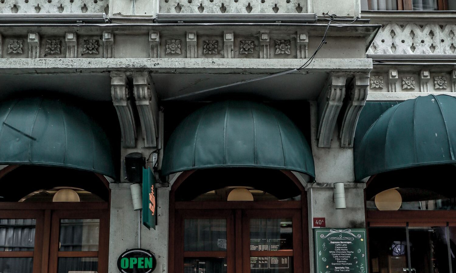 Entrada de um restaurante representando a abertura de uma nova unidade