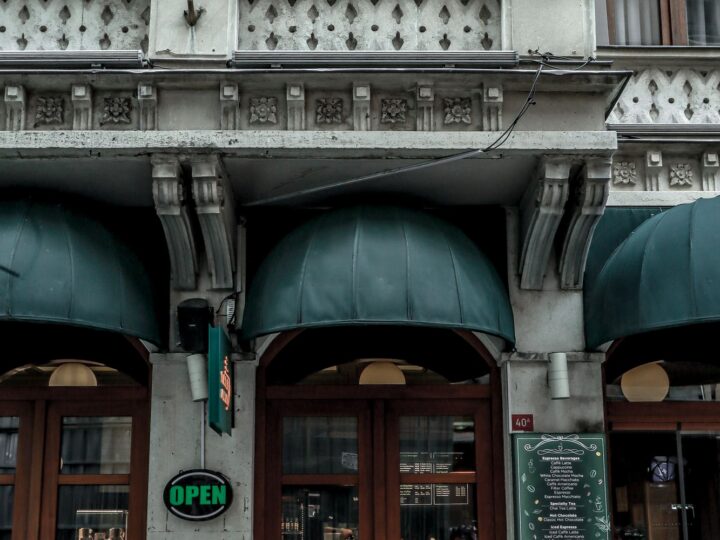 Entrada de um restaurante representando a abertura de uma nova unidade