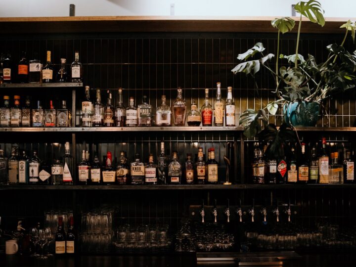 Garrafas de bebidas organizadas em prateleiras de um bar