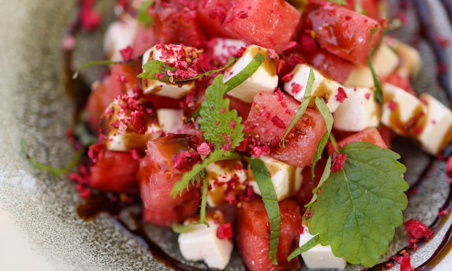 Salada fresca servida em prato para o cardápio de verão