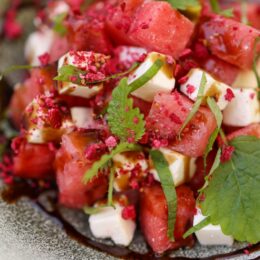 Salada fresca servida em prato para o cardápio de verão