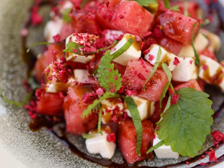 Salada fresca servida em prato para o cardápio de verão