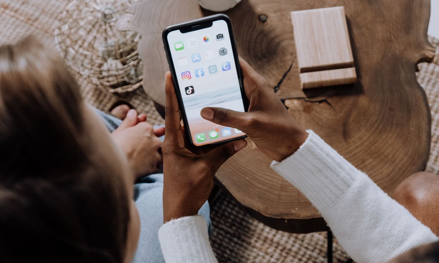Pessoas usando o celular à mesa de um restaurante