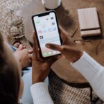 Pessoas usando o celular à mesa de um restaurante