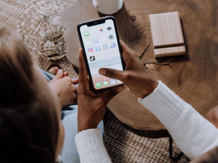 Pessoas usando o celular à mesa de um restaurante