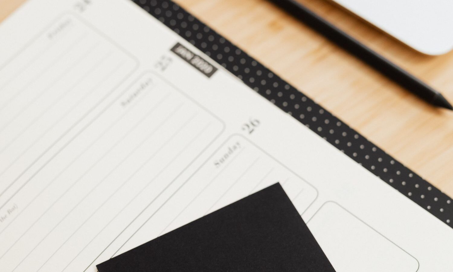 Agenda aberta sobre uma mesa de trabalho