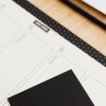 Agenda aberta sobre uma mesa de trabalho