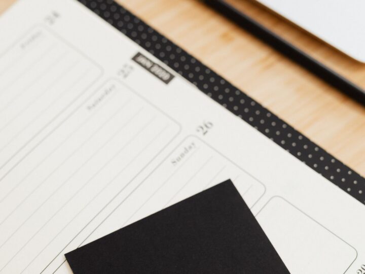 Agenda aberta sobre uma mesa de trabalho