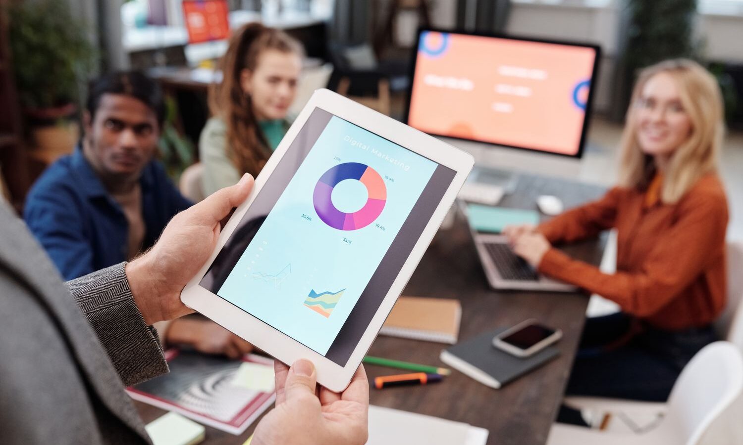 Pessoa analisando gráficos de vendas em um tablet