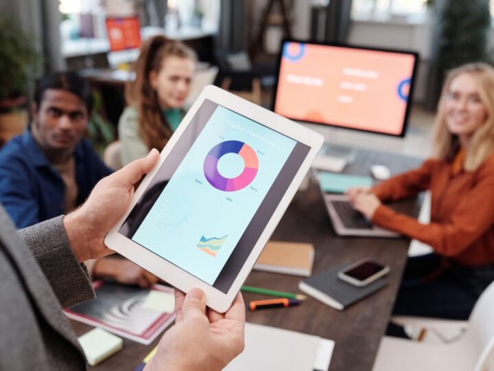 Pessoa analisando gráficos de vendas em um tablet