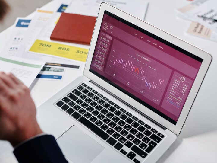 Notebook mostrando gráficos de vendas sobre uma mesa