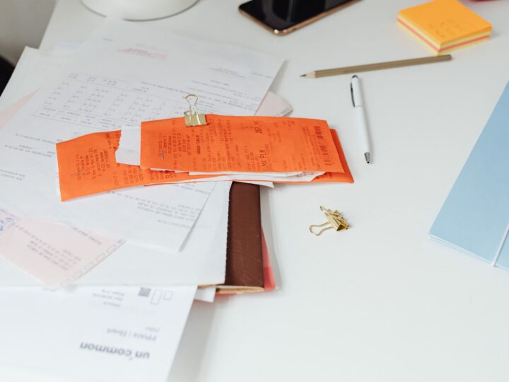 Recibos e documentos sobre a mesa para organizar contas a pagar