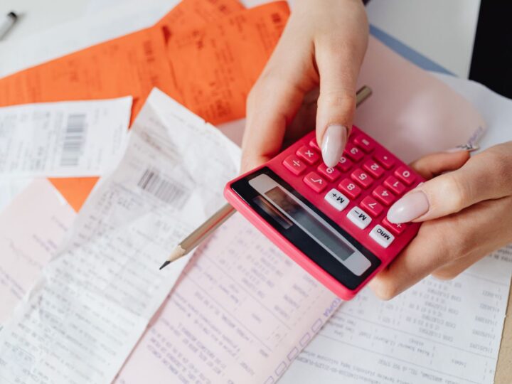 Pessoa usando calculadora para planejar crédito do restaurante