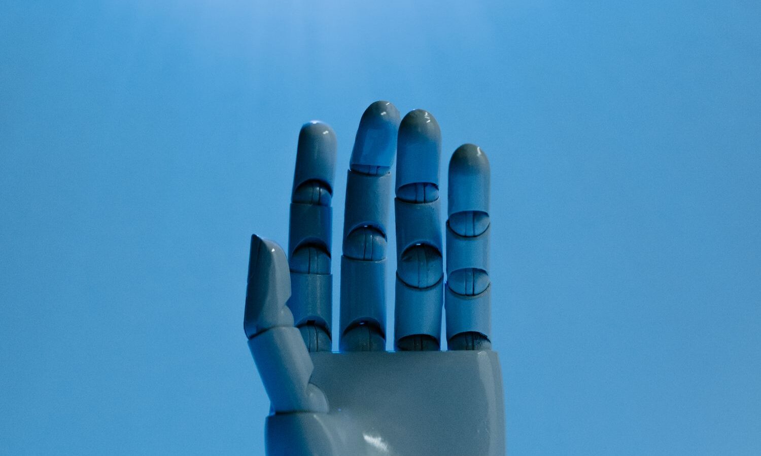 Mão robótica azul sobre fundo azul