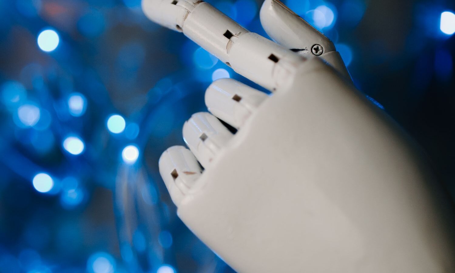 Mão robótica representando inteligência artificial