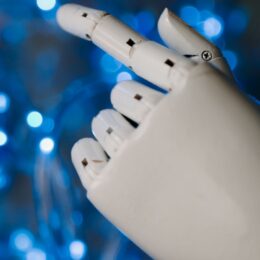 Mão robótica representando inteligência artificial