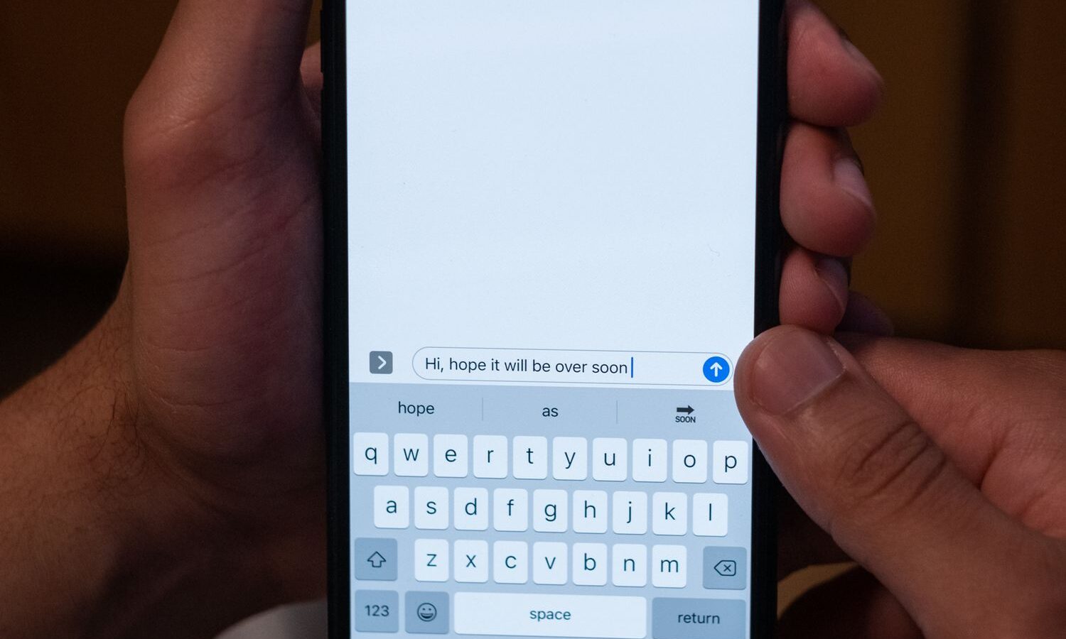 Pessoa digitando mensagem no celular para fazer um pedido