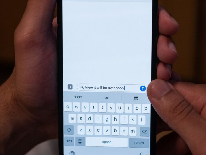 Pessoa digitando mensagem no celular para fazer um pedido