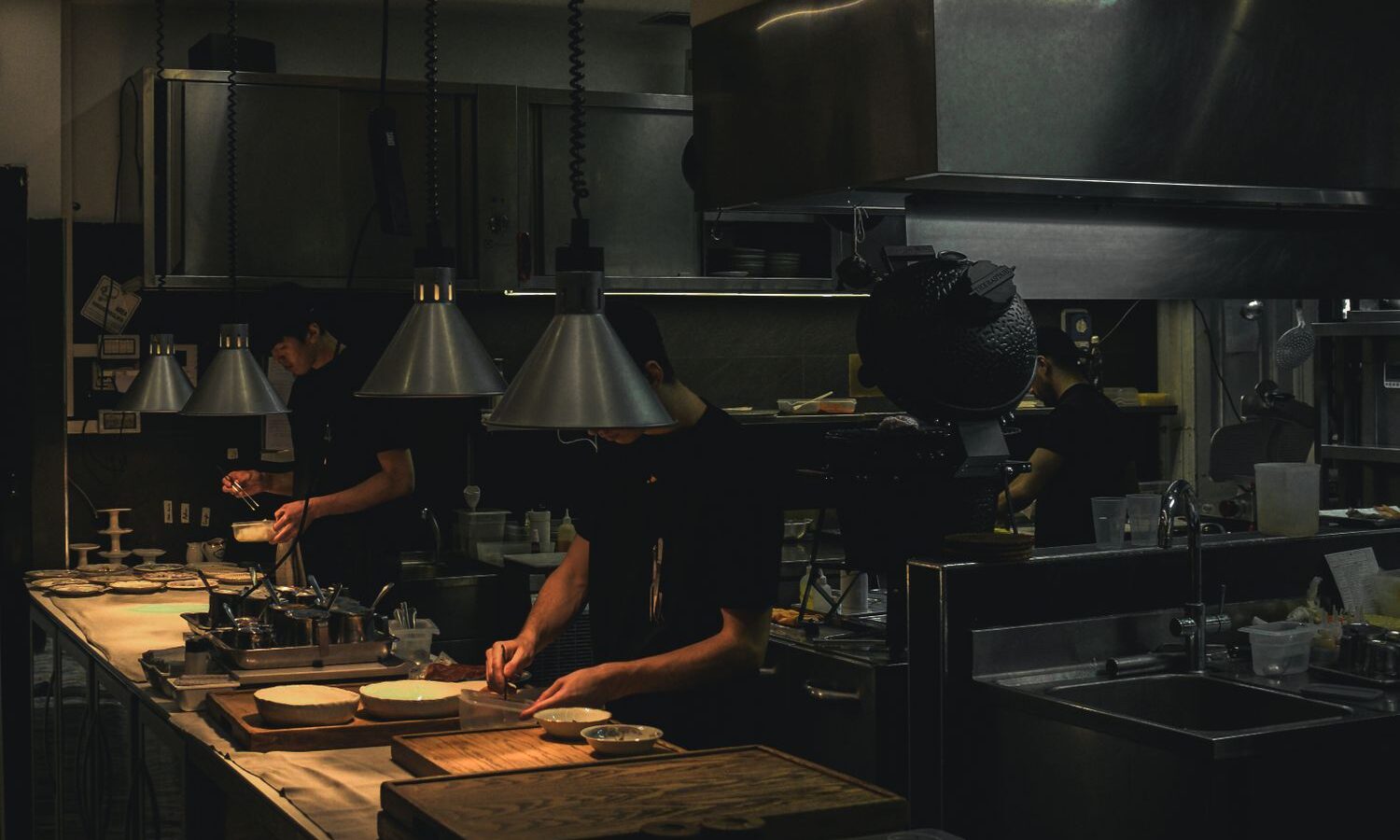 Equipe trabalhando na cozinha de um restaurante