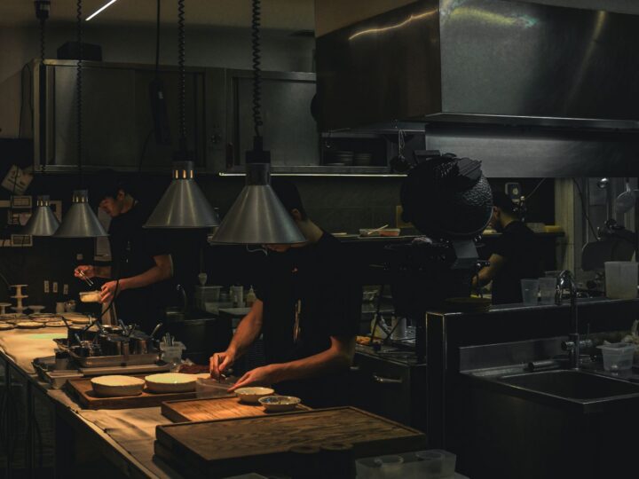 Equipe trabalhando na cozinha de um restaurante